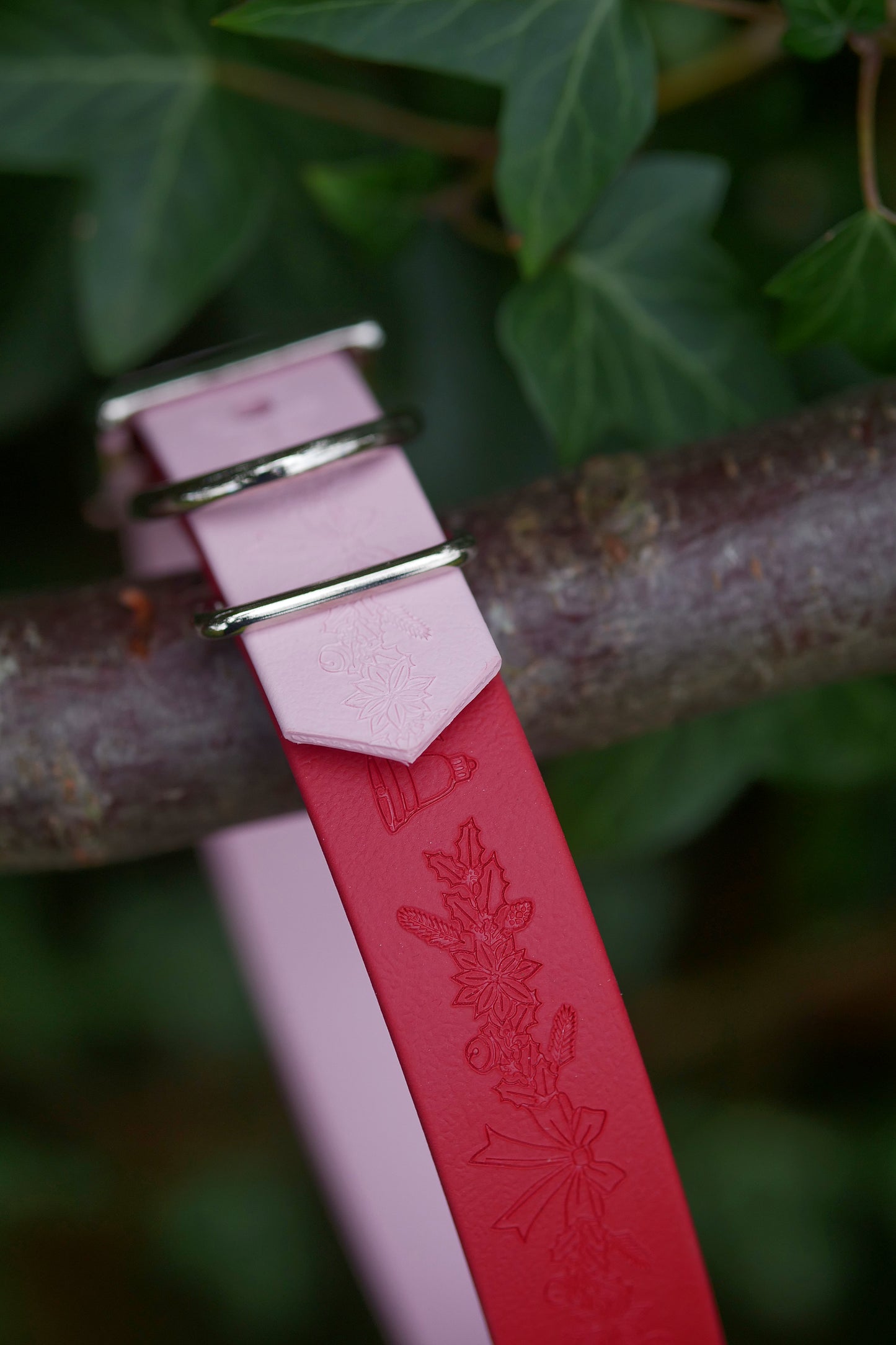 Yuletide - Embossed Arrow Collar