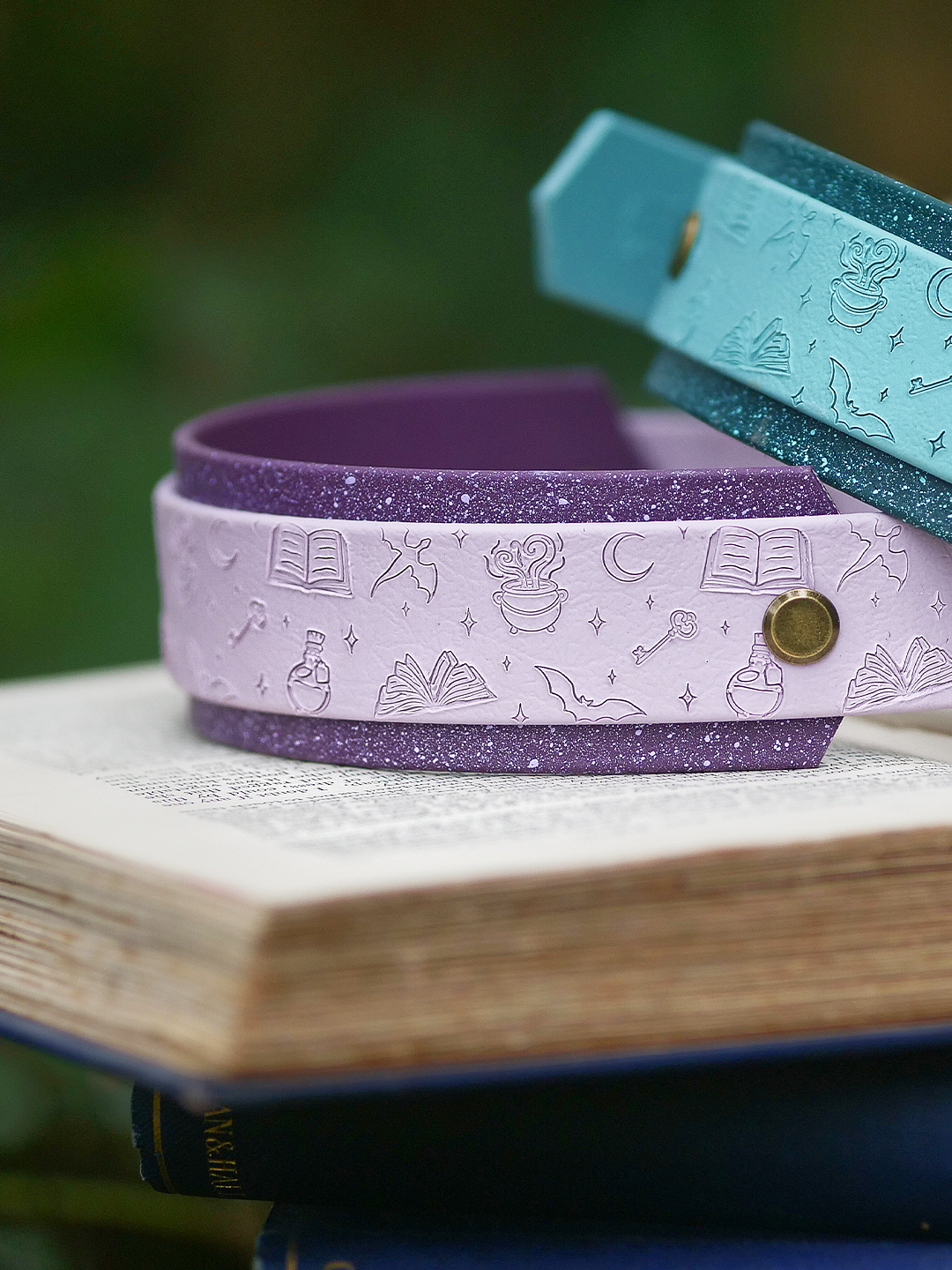 Bookish (Lilac) - Embossed Hound Collar