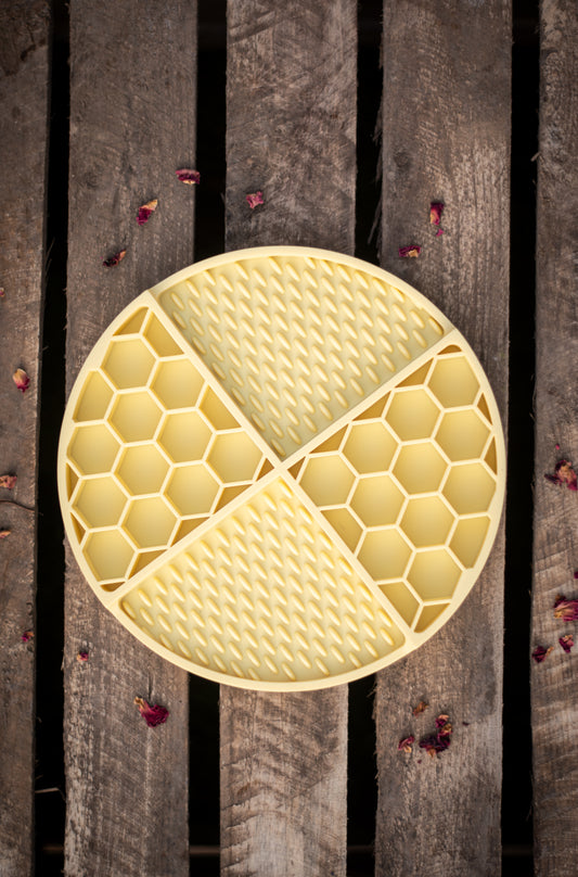 Daisy - Enrichment Honeycomb Lick Mat x Slow feeder
