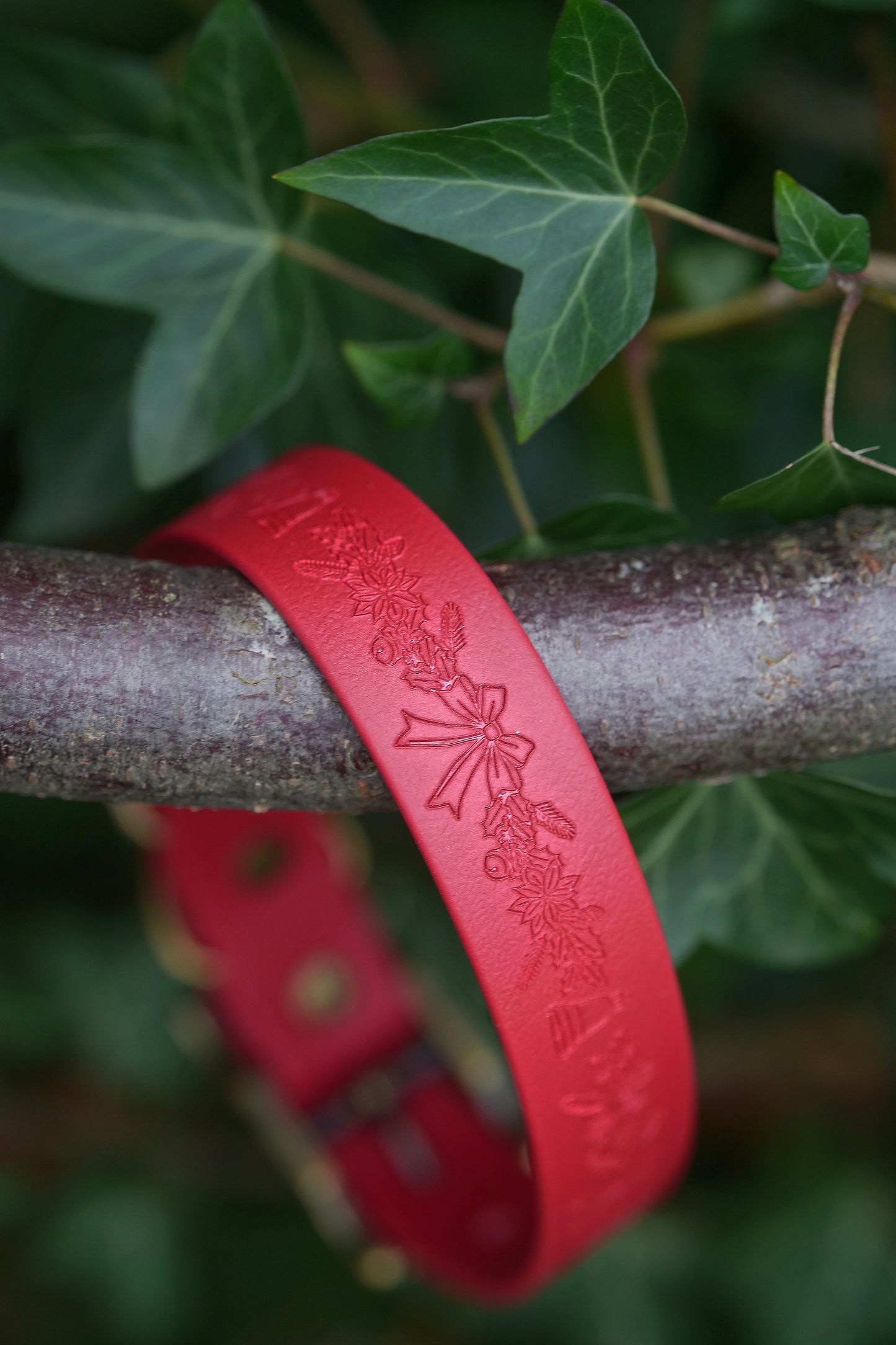 Yuletide - Embossed Explorer Collar